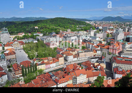 Vue aérienne de la vieille ville d'Ljubljanas avec Roznik Hill dans l'arrière-plan Banque D'Images