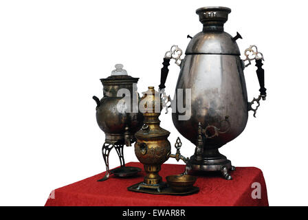 Trois vieux samovar russe traditionnel, électrique, sur un fond blanc Banque D'Images