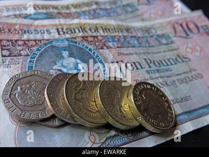 Irlande du Nord £5, £10 billets et livre pièces, appel d'offres légal de la Banque d'Irlande , Belfast Banque D'Images