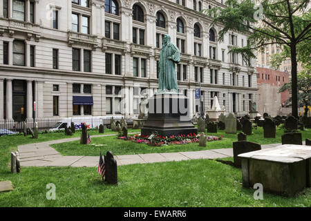Statue Monument à John Watts dans le cimetière de Trinity Church à New York, Manhattan, USA. Banque D'Images