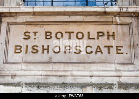 Plaque extérieure sur St Botolph-sans-Bishopsgate church à Londres. Banque D'Images