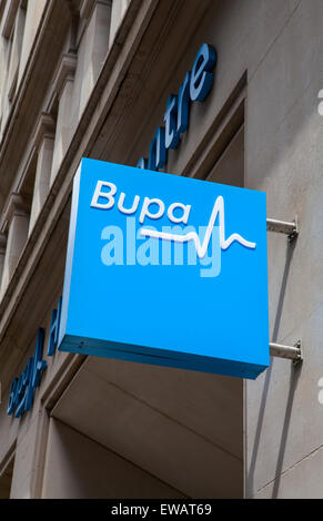 Londres, Royaume-Uni - 10 juin 2015 : le signe extérieur d'un Bupa Bupa Health Centre à Londres, le 10 juin 2015. Banque D'Images