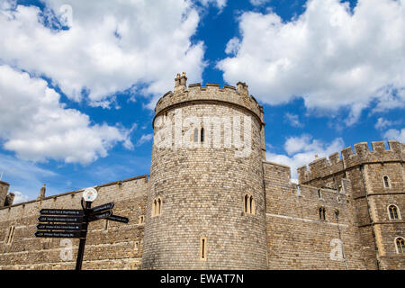 Une tour de l'historique château de Windsor dans le Berkshire, en Angleterre. Banque D'Images