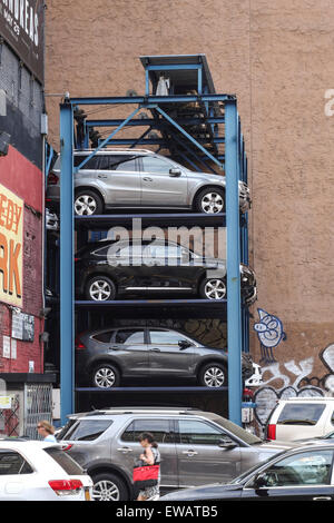 Voitures garées verticalement, Ascenseur, Parking Gratuit, Ascenseur, assurer à plusieurs niveaux contre le bâtiment. New York, Manhattan, USA. Banque D'Images