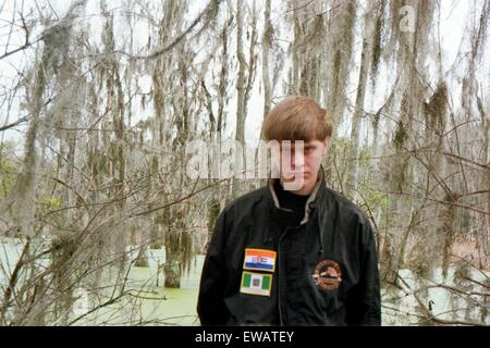 Une photo à partir d'un site montrant la suprématie blanche toit tempête Dylann posing at le marais à Magnolia Plantation 16 mars 2015 à Charleston, SC. Assassiné de toit neuf membres de l'Église épiscopale méthodiste africaine Emanuel dans un meurtre à motivation raciale le 17 juin 2015 à Charleston, S.C. Crédit : Planetpix/Alamy Live News Banque D'Images