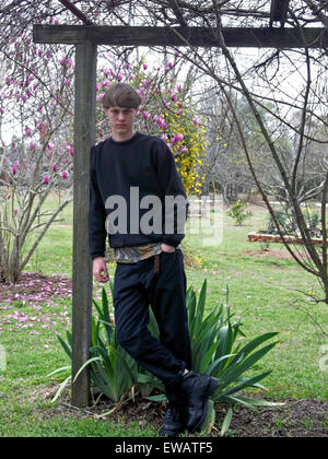 Une photo à partir d'un site montrant la suprématie blanche meurtrier de masse Dylann toit tempête posant dans un jardin 23 mars 2015. Assassiné de toit neuf membres de l'Église épiscopale méthodiste africaine Emanuel dans un meurtre à motivation raciale, 17 juin 2015 à Charleston, S.C. Crédit : Planetpix/Alamy Live News Banque D'Images