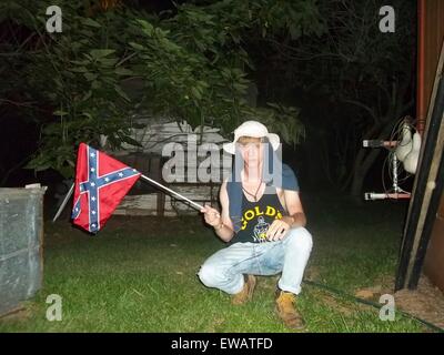 Une photo à partir d'un site montrant la suprématie blanche toit tempête Dylann tenant un drapeau confédéré bataille le 11 mars 2015. Assassiné de toit neuf membres de l'Église épiscopale méthodiste africaine Emanuel dans un meurtre à motivation raciale le 17 juin 2015 à Charleston, S.C. Crédit : Planetpix/Alamy Live News Banque D'Images