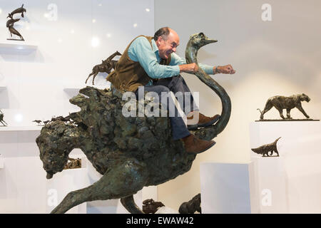 Londres, Royaume-Uni. 20 juin 2015. Soulagé que la sculpture s'est à la foire d'art en un seul morceau, sculpteur Mark Coreth pose sur la vie-taille en bronze d'autruche au stand de Sladmore Contemporary pour le chef-d'art fair. La sculpture pèse plus de 500kg. Chef-d'London est une entreprise internationale de la collecte équitable pour l'art, antiquités et design. Elle a lieu au Royal Hospital Chelsea du 25 juin - 1 juillet. Banque D'Images