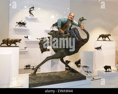 Londres, Royaume-Uni. 20 juin 2015. Soulagé que la sculpture s'est à la foire d'art en un seul morceau, sculpteur Mark Coreth pose sur la vie-taille en bronze d'autruche au stand de Sladmore Contemporary pour le chef-d'art fair. La sculpture pèse plus de 500kg. Chef-d'London est une entreprise internationale de la collecte équitable pour l'art, antiquités et design. Elle a lieu au Royal Hospital Chelsea du 25 juin - 1 juillet. Banque D'Images