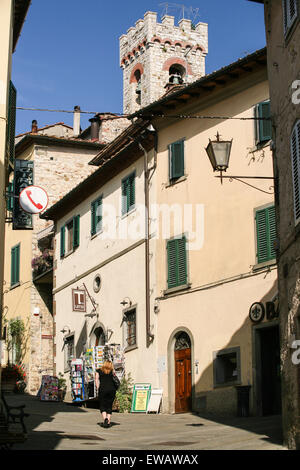 Rue principale dans le centre de 'Radda in Chianti', une belle petite ville et une région connue pour son célèbre vin Chianti, en Toscane. Banque D'Images