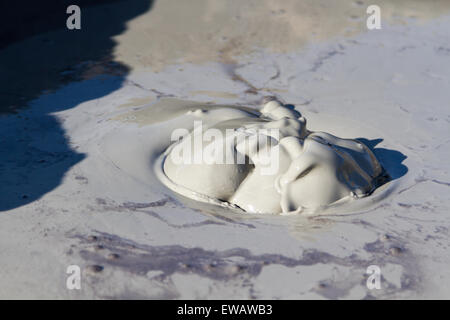 La boue bulles splash - Salinelle di San Biagio Banque D'Images