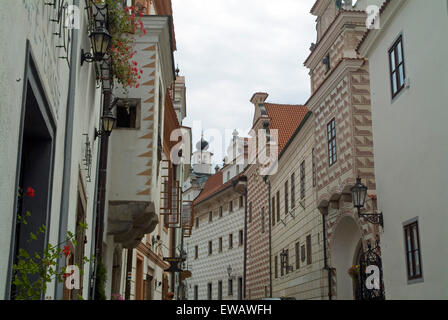 Dans les rues du centre historique de la ville médiévale l'UNESCO Cesky Krumlov, République tchèque, la Bohême du Sud, de l'Europe Banque D'Images