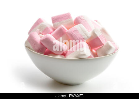 Les guimauves - sweet de confiseries dans un bol blanc. Isolé sur fond blanc Banque D'Images