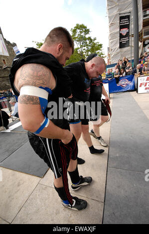 Les concurrents se préparer à la concurrence de levage de poids à l'homme le plus fort de l'Irlande au concours de Londonderry (Derry) Banque D'Images