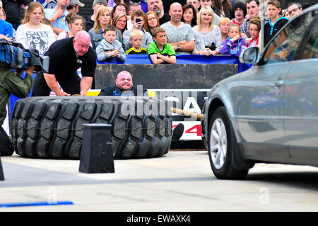 Concurrent tire une voiture à l'homme le plus fort de l'Irlande au concours de Londonderry (Derry), l'Irlande du Nord. Banque D'Images