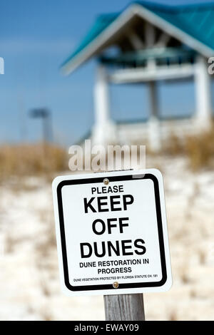 La gestion des dunes de sable la protection et l'amélioration des dunes panneau d'avertissement de marcher sur les dunes à Fort Walton Beach Floride USA Banque D'Images