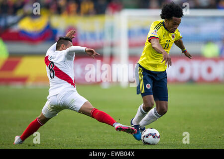 Temuco, Chili. 21 juillet, 2015. La Colombie Juan Cuadrado (R) rivalise avec Christian Cueva du Pérou lors d'un match du groupe C contre le Pérou à l'America's Cup 2015, tenue à l'Allemand Becker à Temuco, Chili, 21 juillet 2015. Le match s'est terminé par 0-0. © Pedro Mera/Xinhua/Alamy Live News Banque D'Images