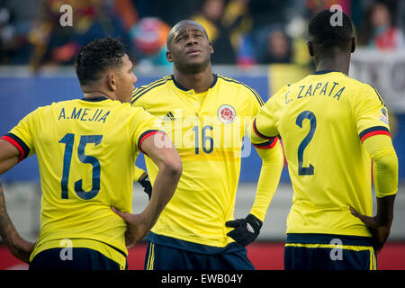 Temuco, Chili. 21 juillet, 2015. La Colombie est Alexander Mejia (L), Victor Ibarbo (C) et Cristian Zapata (R) réagissent au cours d'un match du groupe C contre le Pérou à l'America's Cup 2015, tenue à l'Allemand Becker à Temuco, Chili, 21 juillet 2015. Le match s'est terminé par 0-0. © Pedro Mera/Xinhua/Alamy Live News Banque D'Images