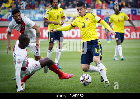 Temuco, Chili. 21 juillet, 2015. James Rodriguez (Colombie/R) rivalise avec Luis Advincula du Pérou lors d'un match du groupe C à l'America Cup 2015, tenue à l'Allemand Becker à Temuco, Chili, 21 juillet 2015. Le match s'est terminé par 0-0. © Pedro Mera/Xinhua/Alamy Live News Banque D'Images