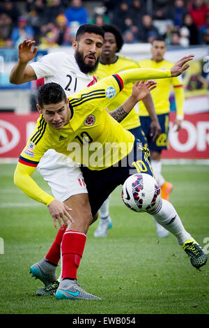 Temuco, Chili. 21 juillet, 2015. James Rodriguez (Colombie) avant le dispute à Josepmir Ballon du Pérou lors d'un match du groupe C à l'America Cup 2015, tenue à l'Allemand Becker à Temuco, Chili, 21 juillet 2015. Le match s'est terminé par 0-0. © Pedro Mera/Xinhua/Alamy Live News Banque D'Images