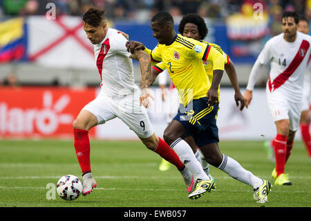 Temuco, Chili. 21 juillet, 2015. La Colombie a Cristian Zapata (/R) rivalise avec Paolo Guerrero (L) du Pérou lors d'un match du groupe C à l'America Cup 2015, tenue à l'Allemand Becker à Temuco, Chili, 21 juillet 2015. Le match s'est terminé par 0-0. © Pedro Mera/Xinhua/Alamy Live News Banque D'Images