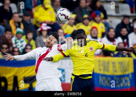 Temuco, Chili. 21 juillet, 2015. La Colombie a Cristian Zapata (R) rivalise avec Claudio Pizarro (L) du Pérou lors d'un match du groupe C à l'America Cup 2015, tenue à l'Allemand Becker à Temuco, Chili, 21 juillet 2015. Le match s'est terminé par 0-0. © Pedro Mera/Xinhua/Alamy Live News Banque D'Images