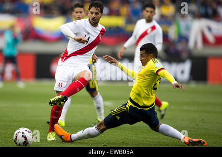 Temuco, Chili. 21 juillet, 2015. La Colombie est Jeison Murillo (R) rivalise avec Claudio Pizarro (L) du Pérou lors d'un match du groupe C à l'America Cup 2015, tenue à l'Allemand Becker à Temuco, Chili, 21 juillet 2015. Le match s'est terminé par 0-0. © Pedro Mera/Xinhua/Alamy Live News Banque D'Images