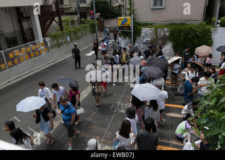 Les clients attendent d'une longue série d'entrer dans la nouvelle ''Dominique pâtisserie boulangerie Ansel'' dans Omotesando Hills le 20 juin 2015, Tokyo, Japon. Le Japon est le premier pays en dehors des Etats-Unis pour les populaires New York Bakery pour ouvrir un magasin. Selon les organisateurs, environ 400 clients ont attendu 3 à 4 heures du matin pour déguster ses desserts originaux tels que le ''Cronut'' un croissant doughnut création fusion par le Chef Dominique Ansel. © Rodrigo Reyes Marin/AFLO/Alamy Live News Banque D'Images