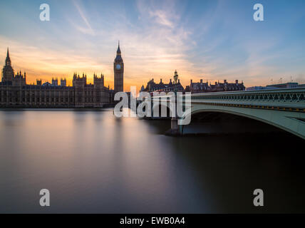 Le Palais d'Westmisnter au coucher du soleil de l'autre côté de la Tamise. Partie de Westminster Bridge peut aussi être vu. Banque D'Images