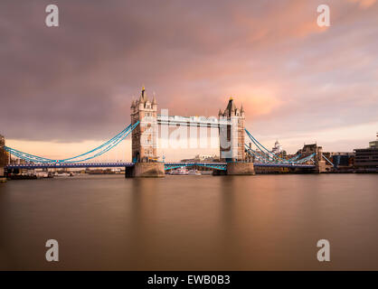 Tower Bridge au coucher du Soleil prises avec une longue exposition. Il y a copie de l'espace sur l'image. Banque D'Images