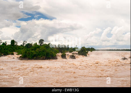 Chute d'eau ou de Khone Phapheng Mékong dans le sud du Laos champassak l'une des plus grandes et belle cascade en Asie Banque D'Images