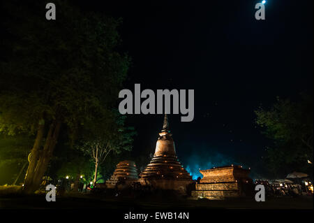 Temple au parc historique de Sukhothai dans la nuit de pleine lune au cours de l'Loykratong festival Banque D'Images