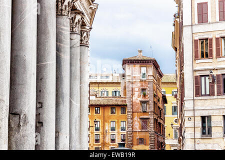 Les fenêtres des bâtiments historiques et des colonnes de Panthéon dans le centre de Rome Banque D'Images