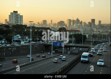 Durban, le KwaZulu-Natal, Afrique du Sud, d'horizon, tôt le matin, les voitures et bus sur l'autoroute N3, le transport des banlieusards de travailler, paysage, ville, les gens Banque D'Images