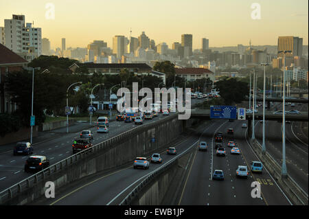 Durban, le KwaZulu-Natal, Afrique du Sud, le trafic de banlieue tôt le matin sur l'autoroute N3 est, dans la ville de Durban, gens, paysage, transport Banque D'Images