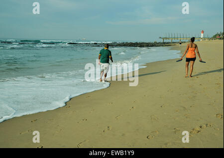 Durban, le KwaZulu-Natal, Afrique du Sud, actif en train de marcher sur une plage de sable, uMhlanga Rocks, paysage Banque D'Images