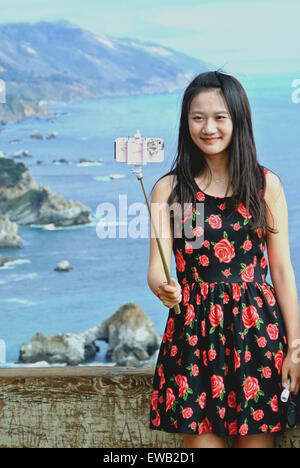 Jolie pose de touristes chinois pour un long de l'autoroute 1 Selfies sur la côte californienne de big sur Banque D'Images