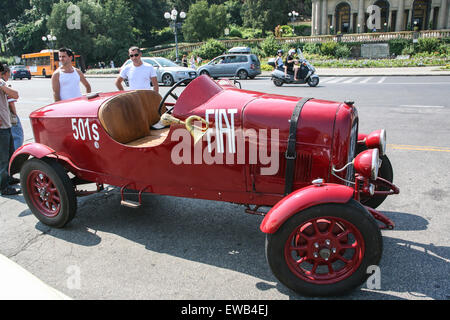 Voiture,classique,corne,Fiat 501s à vintage voiture / moto rallye sur grande place donnant sur la Piazzale Michelangelo Firenze/Florence,Italie,Italien. Banque D'Images