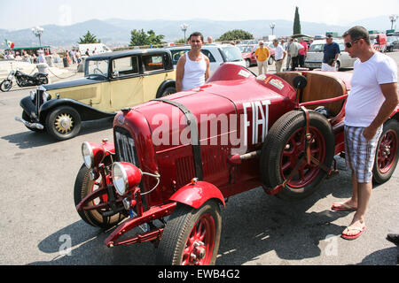 Les habitants de Fiat 501s à vintage voiture / moto rallye sur grande place donnant sur la Piazzale Michelangelo Firenze/Florence Banque D'Images