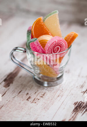 Jelly Beans dans une tasse en verre dans une macro shot. Banque D'Images