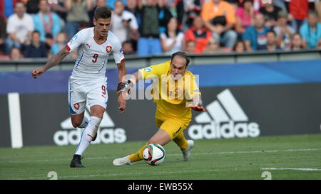 Prague, République tchèque. 20 Juin, 2015. De gauche joueur tchèque Jan Kliment et gardien de Marko Dmitrovic de Serbie en action au cours de l'Euro U21 championnat de soccer match du groupe A La République tchèque contre la Serbie à Prague, République tchèque, le 20 juin 2015. © Katerina Sulova/CTK Photo/Alamy Live News Banque D'Images
