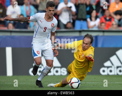 Prague, République tchèque. 20 Juin, 2015. De gauche joueur tchèque Jan Kliment et gardien de Marko Dmitrovic de Serbie en action au cours de l'Euro U21 championnat de soccer match du groupe A La République tchèque contre la Serbie à Prague, République tchèque, le 20 juin 2015. © Katerina Sulova/CTK Photo/Alamy Live News Banque D'Images