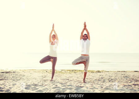 Exercices de yoga en plein air en couple Banque D'Images