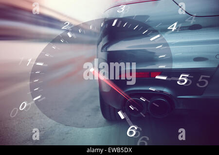 Close up de voitures de course sur la piste de speedway retour Banque D'Images