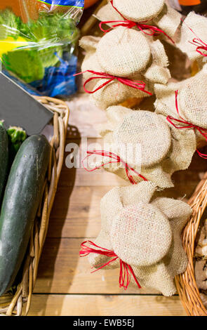 Pots décorés du miel et des légumes au marché alimentaire Banque D'Images