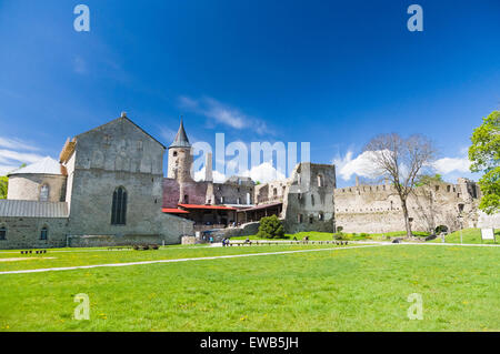 Ruines du château épiscopal Haapsalu médiévale sous le ciel bleu, l'Estonie Banque D'Images