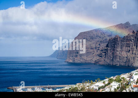 Arc-en-ciel sur falaises de Los Gigantes et resorts, Tenerife Banque D'Images