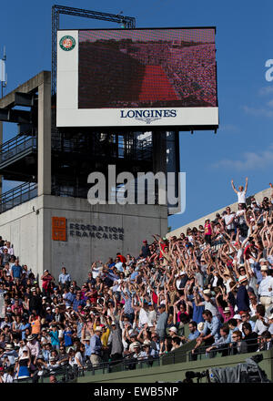 Spectateurs célébrer sur le Court Suzanne Lenglen Tennis - Open de France Banque D'Images