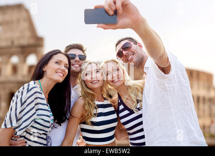 Les amis de prendre avec le smartphone selfies Banque D'Images