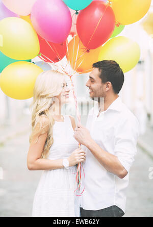 Couple avec ballons colorés Banque D'Images